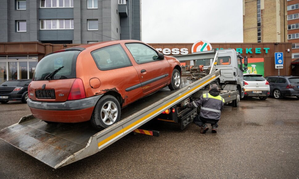 Kaune i&scaron; vie&scaron;ų vietų &scaron;iemet pa&scaron;alinti 298 pamir&scaron;ti automobiliai