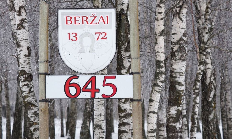 Prieš Beržų miškelį kabo, matyt, vietos gyventojų sumeistrauta lentelė su Beržų kaimo pavadinimu. Išradingi tie beržiečiai!