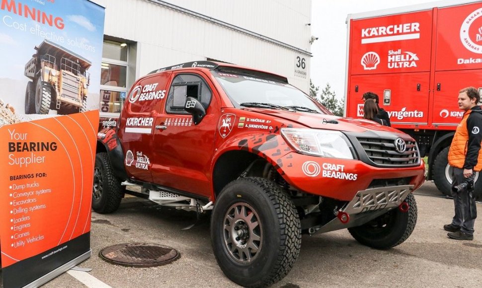 Antanas Juknevičius savo automobiliui pasirinko žarijų spalvą