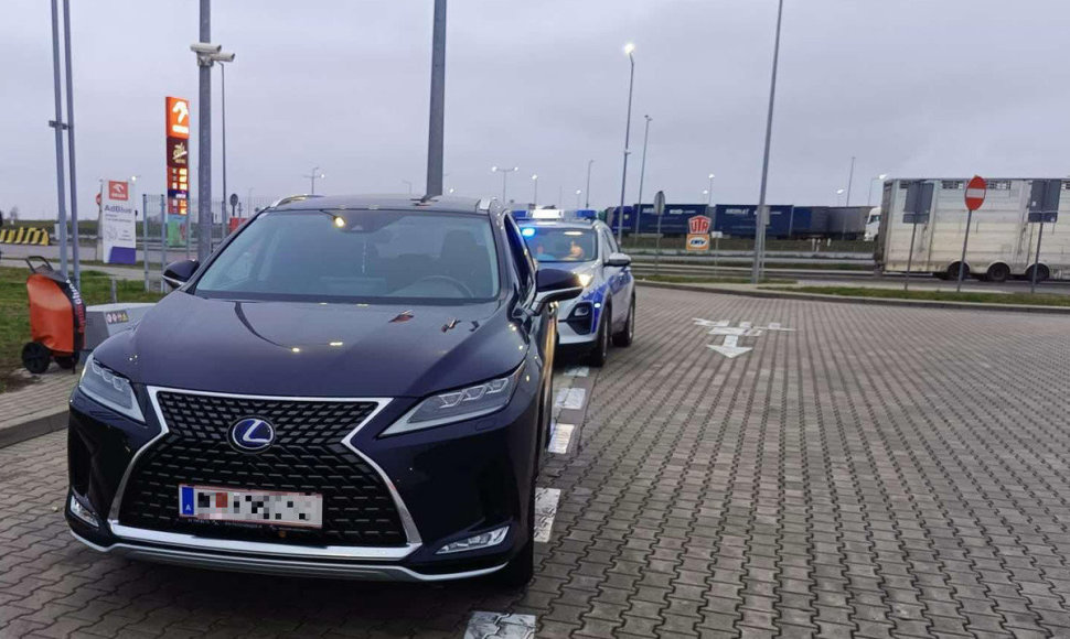 Lenkijoje įkliuvo neblaivus lietuvis su vogtu „Lexus“