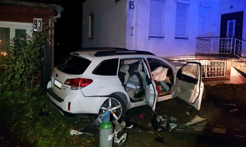 „Subaru“ Kaune kliudė stulpą, medį, išvertė tvorą ir apgadino namą