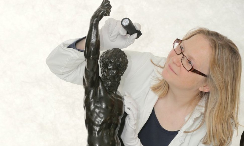 Victoria Avery prie Michelangelo bronzos skulptūros