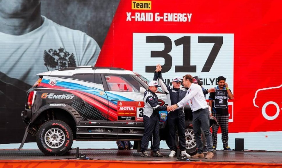 Rusų ekipažas ant Dakaro podiumo