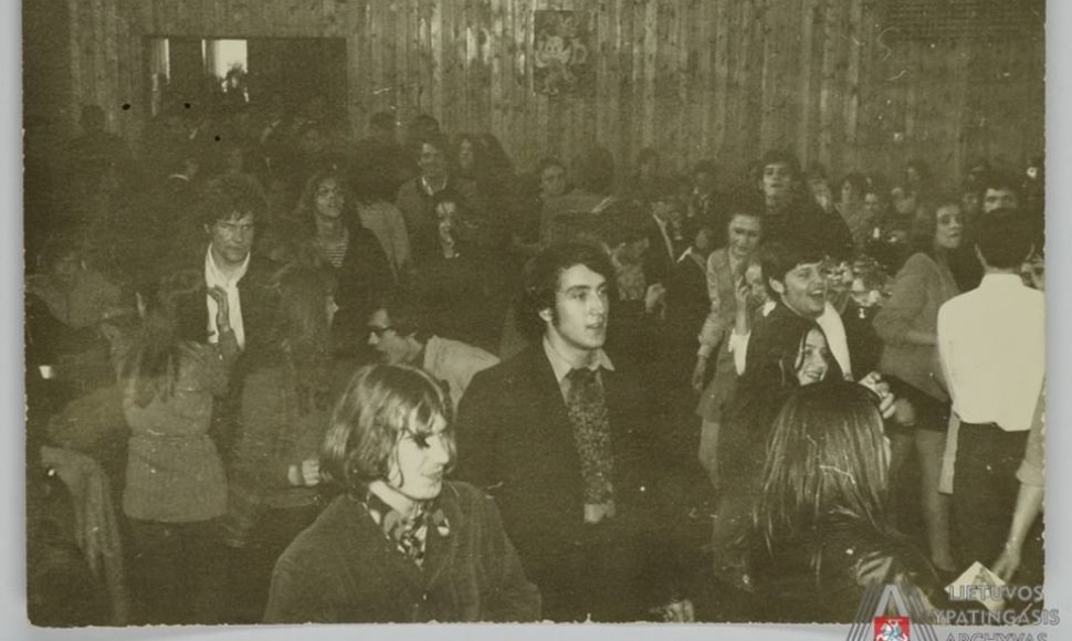 1970 m. nuotrauka, kurioje užfiksuota Vilniaus „Žirmūnų“ restorane vykusio pirmojo roko festivalio akimirka