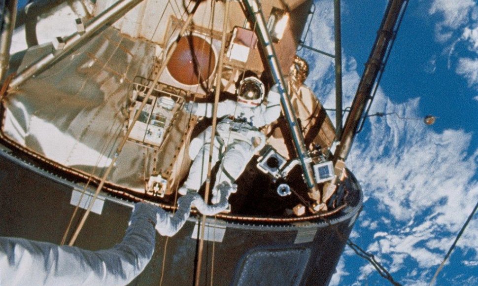 Edwardas G.Gibsonas atvirame kosmose greta kosminės stoties „Skylab“