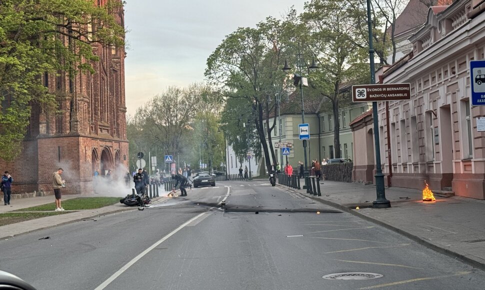 Motociklo ir &bdquo;Porsche&ldquo; avarija prie &scaron;v. Onos bažnyčios