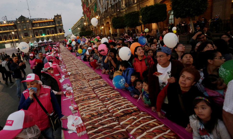 Meksiko gyventojai pasirengę ragauti milžinišką pyragą.