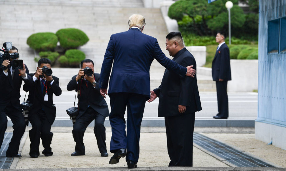Trečią kartą susitiko Donaldas Trumpas ir Kim Jong Unas