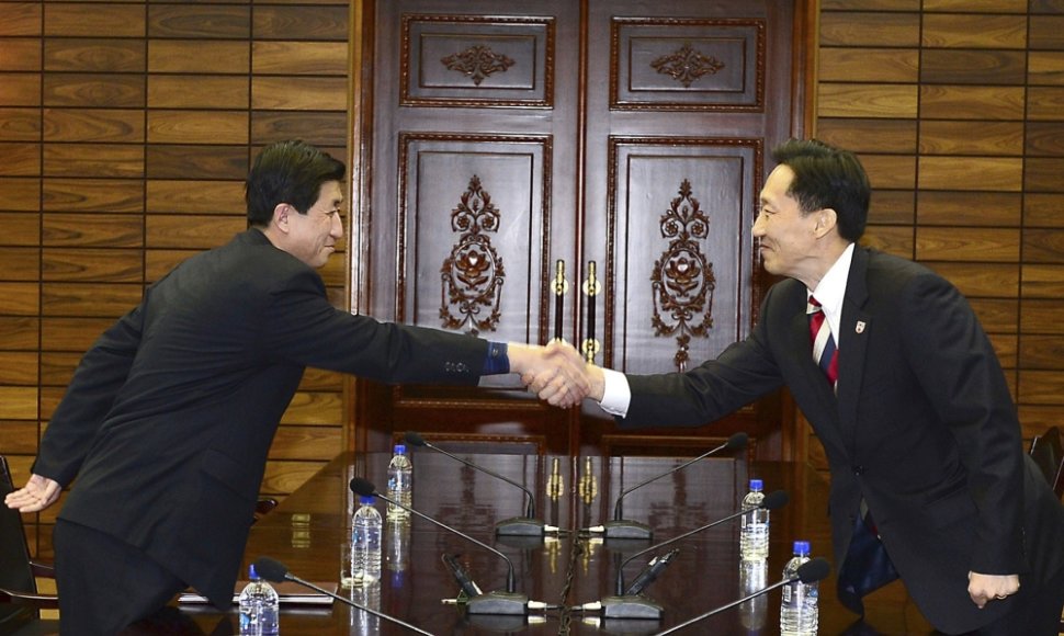 Šiaurės ir Pietų Korėjų derybininkai trečiadienį sutarė atnaujinti programą, leidžiančią susitikti 1950-1953 metų karo išskirtoms šeimoms