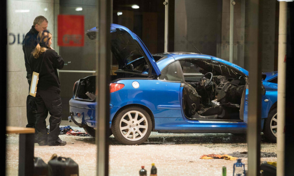 Automobilis įvažiavo į SPD būstinę