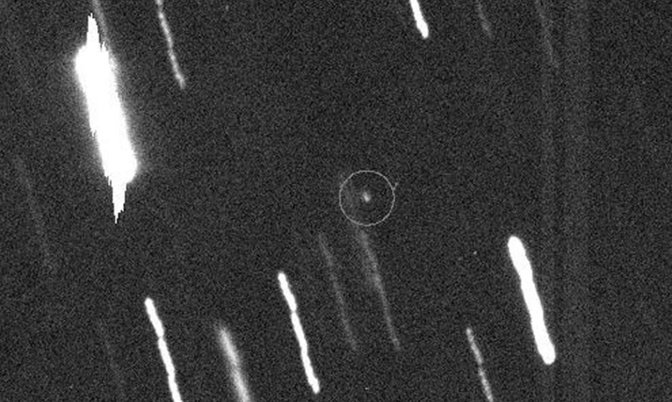 Šis „stovintis“ taškas „judančių“ žvaigždžių fone yra asteroidas 99942 Apophis