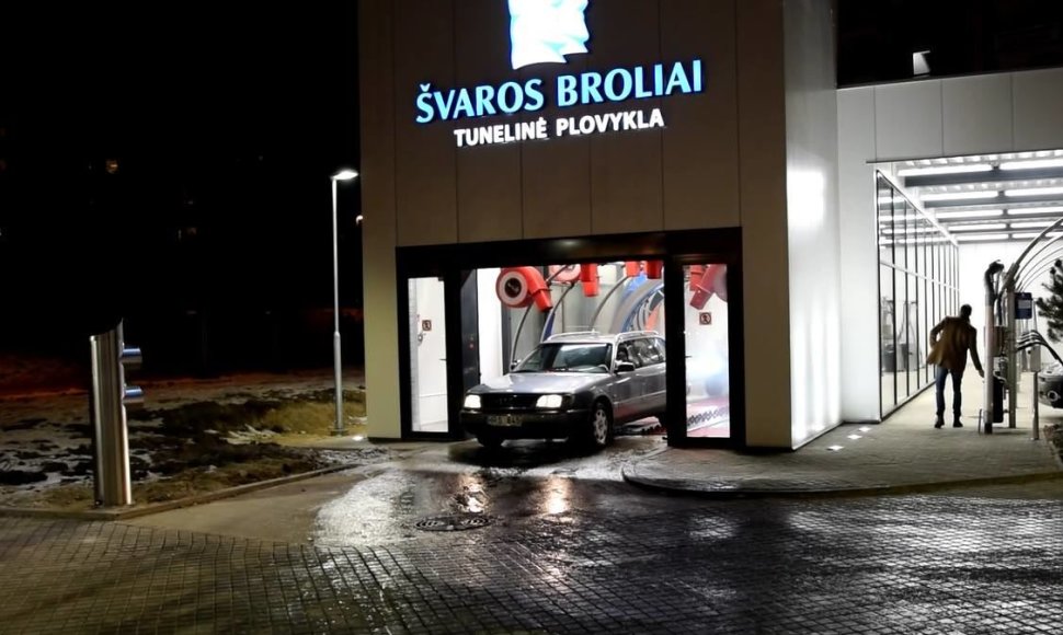 Eilės prie „Švaros brolių“ plovyklos Vilniuje