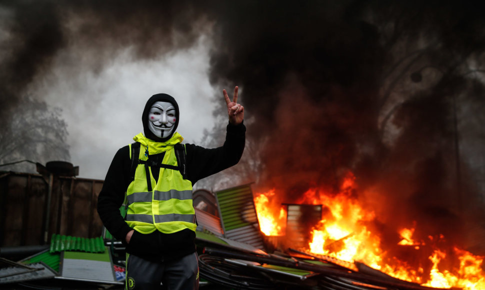 „Geltonųjų liemenių“ protestai prieš E.Macroną peraugo į susirėmimus