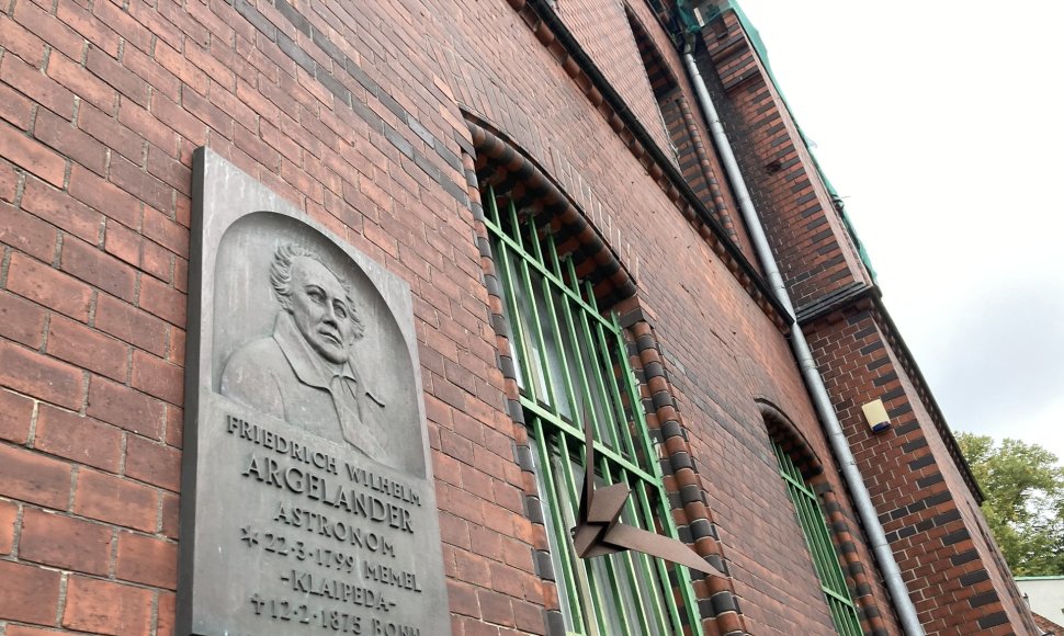 Bereljefas ant Klaipėdos centrinio pašto fasado primena apie Mėmelyje (Klaipėdoje) gimusį pasaulio garso astronomą F.W.Argelanderį