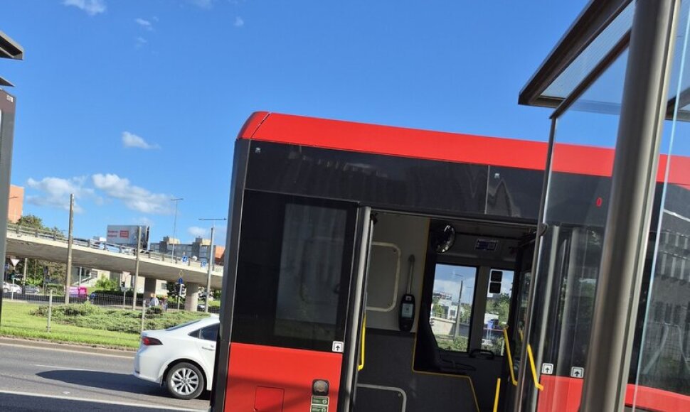 Vilniuje, Pilaitės prospekte, stotelėje autobusas pervažiavo moters koją
