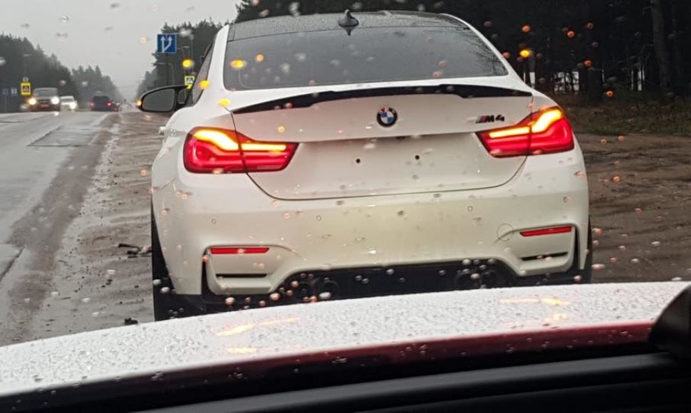 Pareigūnai pasidalino be valstybinių numerių važinėjusio BMW nuotrauka. Vairuotojas „pamiršo“ ir žiemines padangas.