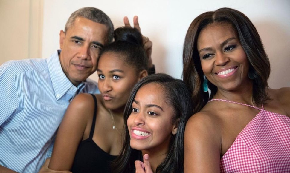 Michelle ir Barackas Obamos su dukromis Sasha ir Malia