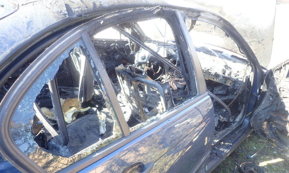 Kaune padegtas BMW automobilis