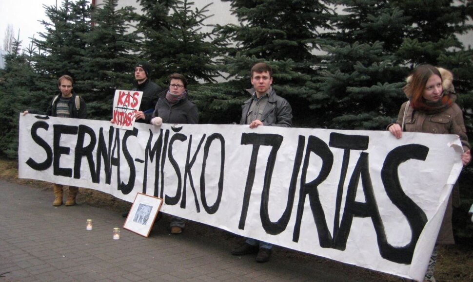 Klaipėdiečiai surengė protesto akciją prie&scaron; &scaron;e&scaron;tadieninę &scaron;ernų medžioklę miesto mi&scaron;kuose. 