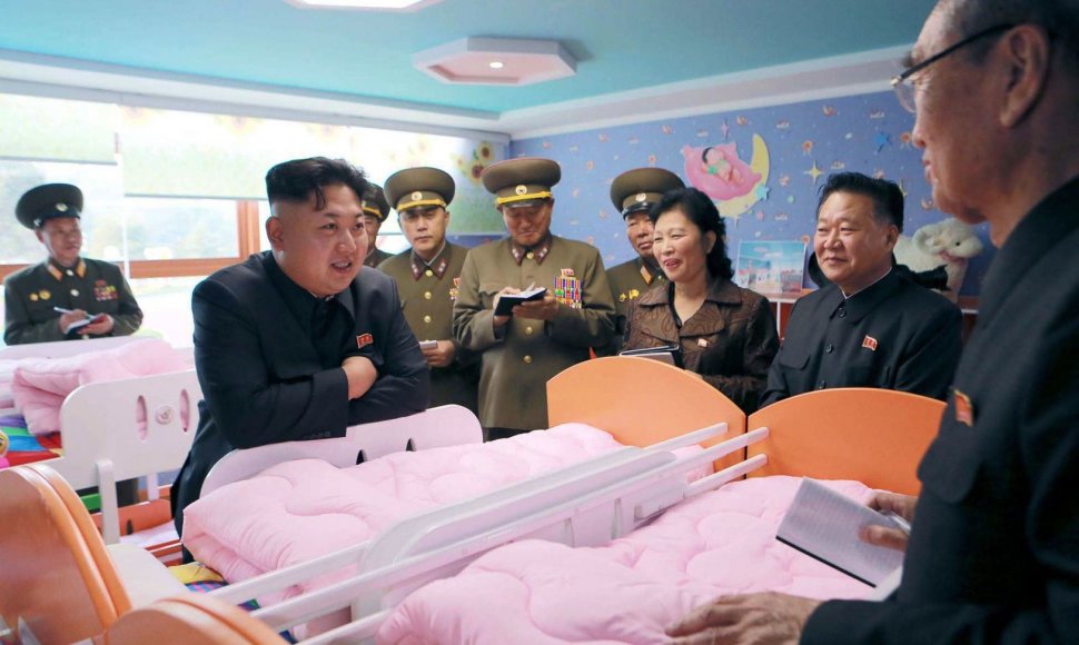Kim Jong Unas apžiūrinėja vaikų namus
