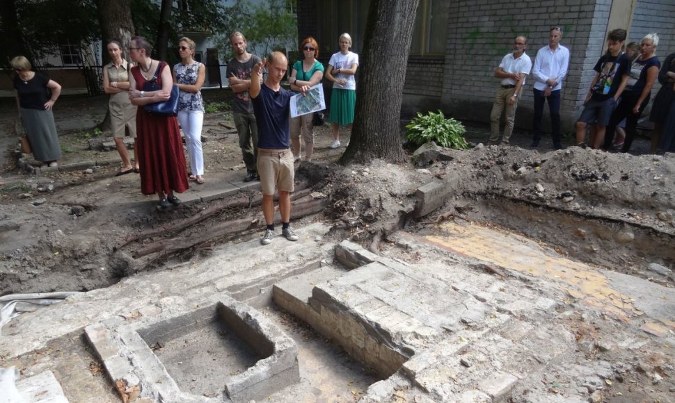 Po mokykla archeologai aptiko Didžiosios Vilniaus sinagogos sakyklą