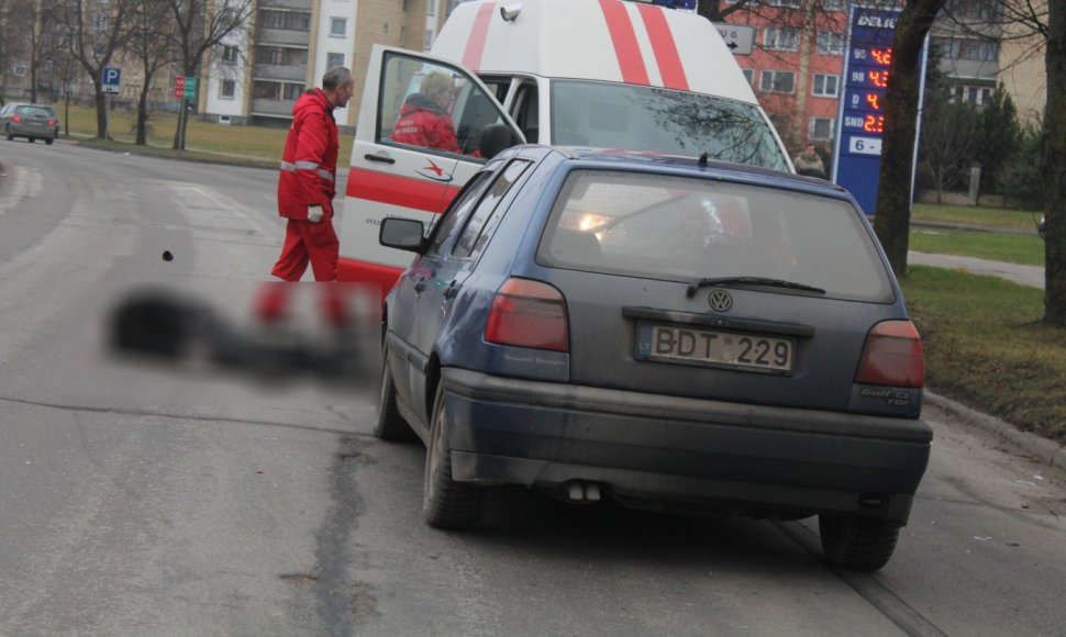 „VW Golf“ mirtinai partrenkė pėsčiąjį