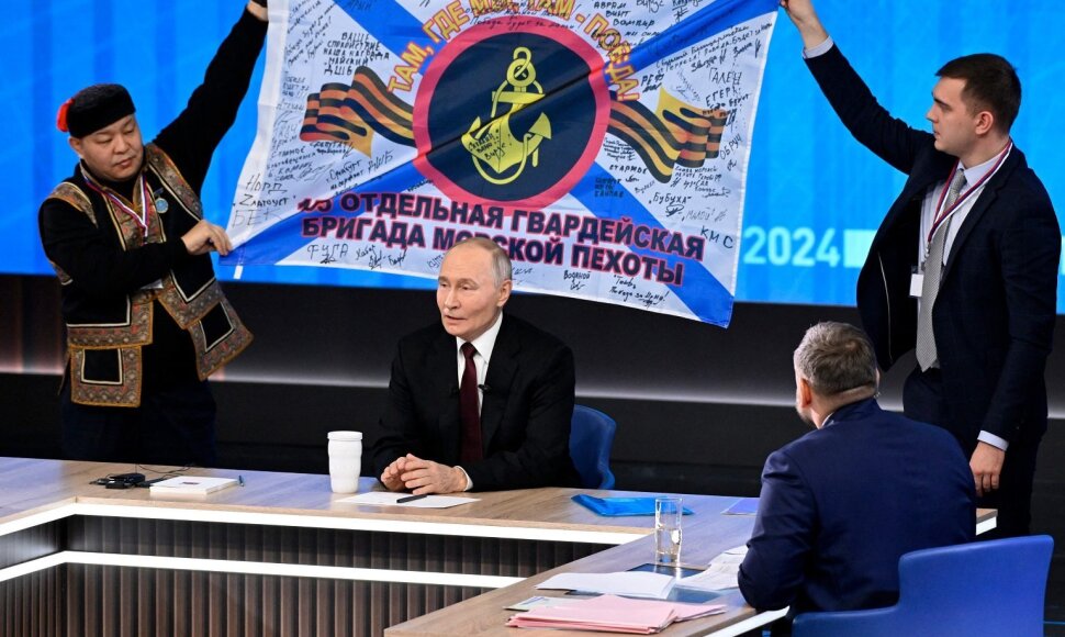 Vladimiras Putinas ir Ramiojo vandenyno laivyno 155-osios jūrų pėstininkų brigados vėliava / AFP