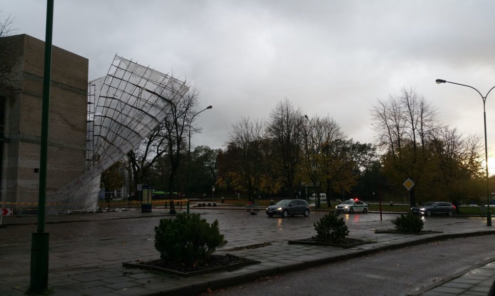 Dėl pavojingai pasvirusių pastolių buvo uždaryta gatvė