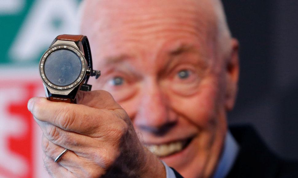 Jean-Claude'as Biveras demonstruoja naująjį „Tag Heuer Connected“ laikrodį