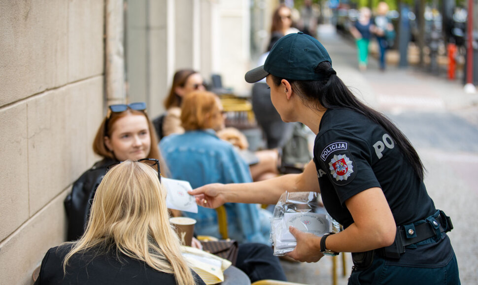 Klaipėdos gatvėse dalinti specialūs lipdukai