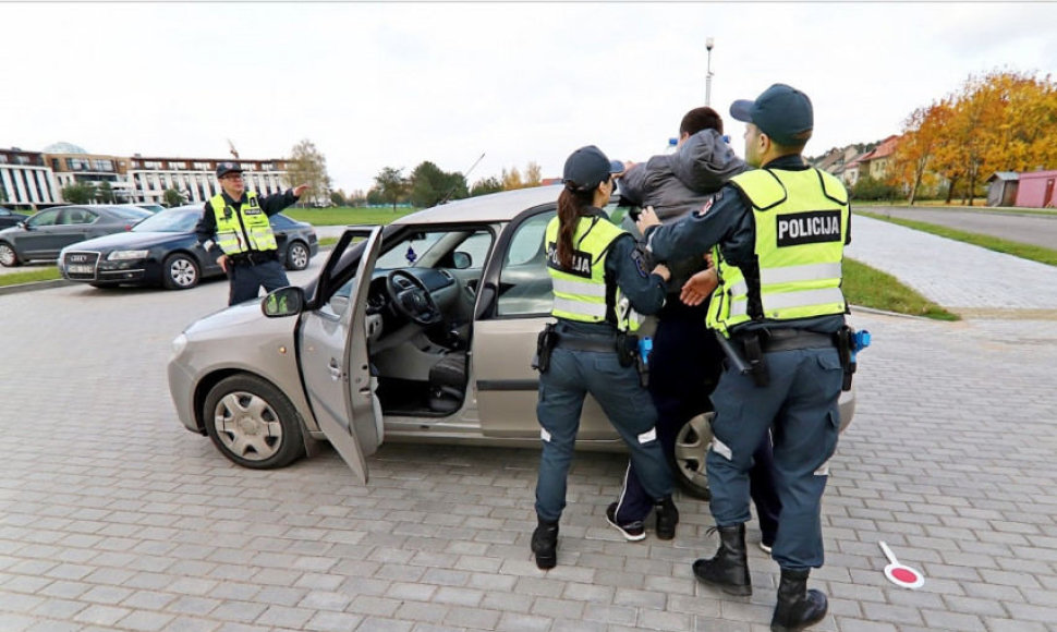 Policijos pareigūnai sulaikė įtariamąjį.