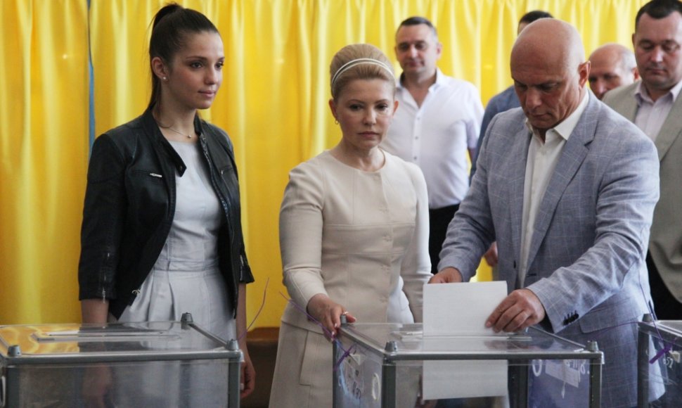 Dnipropetrovske savo balsą atiduoda Julija Tymošenko, jos dukra Jevhenija ir vyras Oleksandras