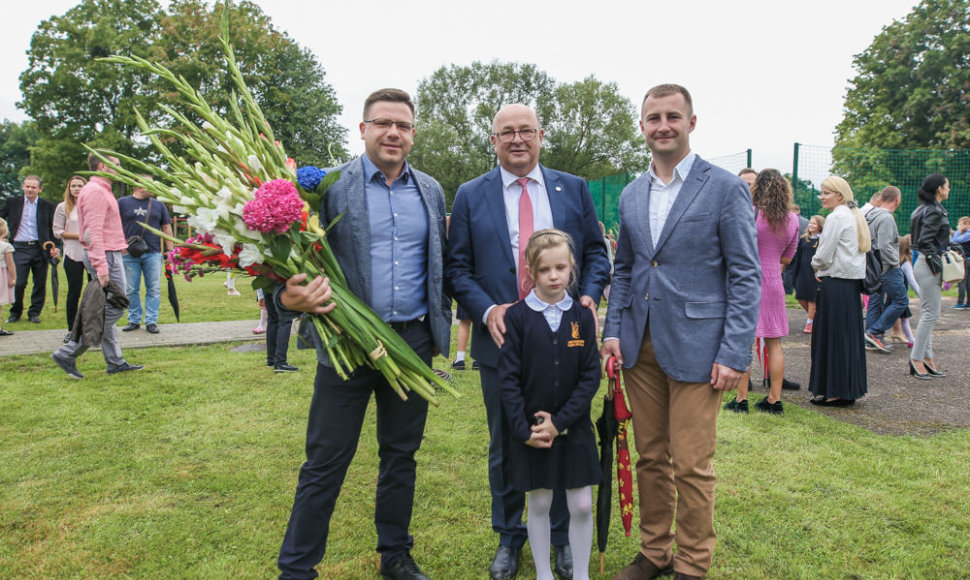 Anūkę į mokyklą Rugsėjo 1-ąją atlydėjęs Visvaldas Matijošaitis