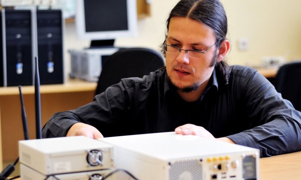 Laboratorijos vedėjas Karolis Mikėnas derina I&scaron;maniojo radijo ry&scaron;io įrenginių prototipus