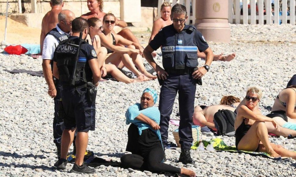 Policininkai apsupo burkinį apsirengusią moterį
