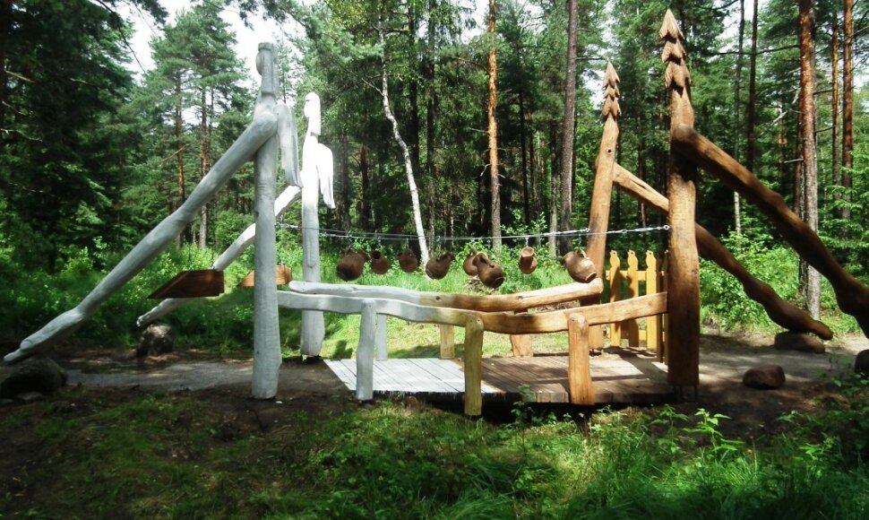 I&scaron; Baltų mitologijos parko dingo puodynės