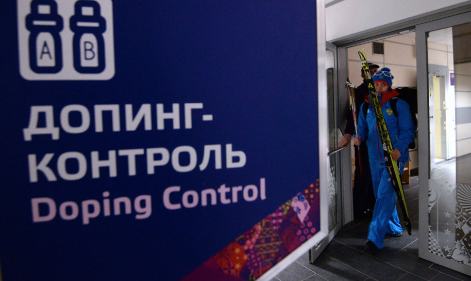 Daugėja įrodymų, jog Rusijos atletų dopingo testai Sočyje buvo klastojami su vyriausybės pareigūnų žinia.