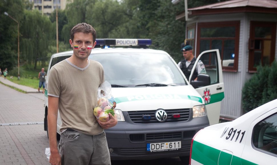 Andrius Tapinas prie Rusijos ambasados valgė lenkiškus obuolius.