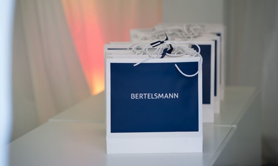 Dovanų maišeliai su Vokietijos žiniasklaidos milžinės „Bertelsmann“ logotipu
