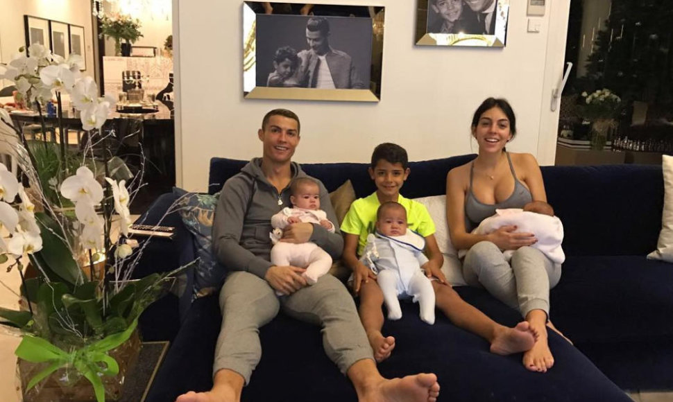 Cristiano Ronaldo ir Georgina Rodriguez su vaikais