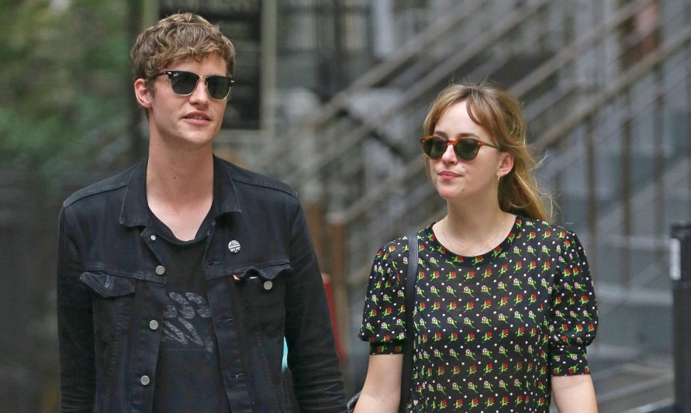 Dakota Johnson ir Matthew Hittas