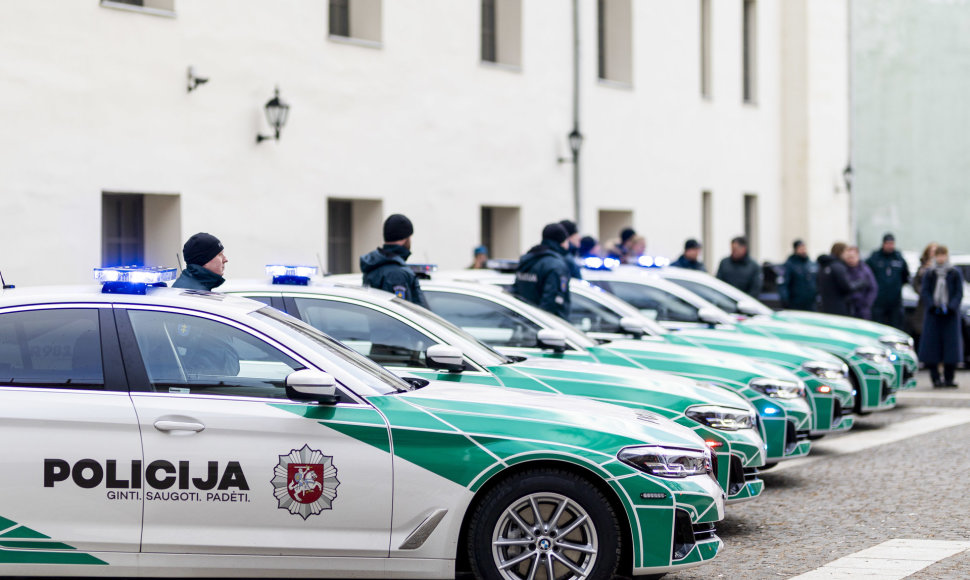 NATO viršūnių susitikimui policijos įsigytų automobilių perdavimo ceremonija