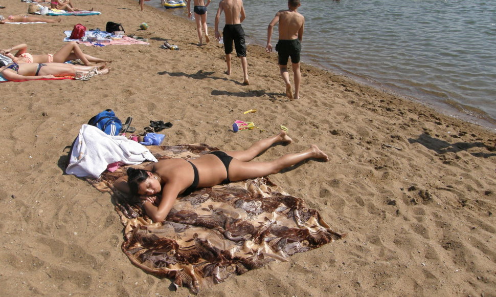 Kaune karštą šeštadienį kauniečiai plūdo į pliažus