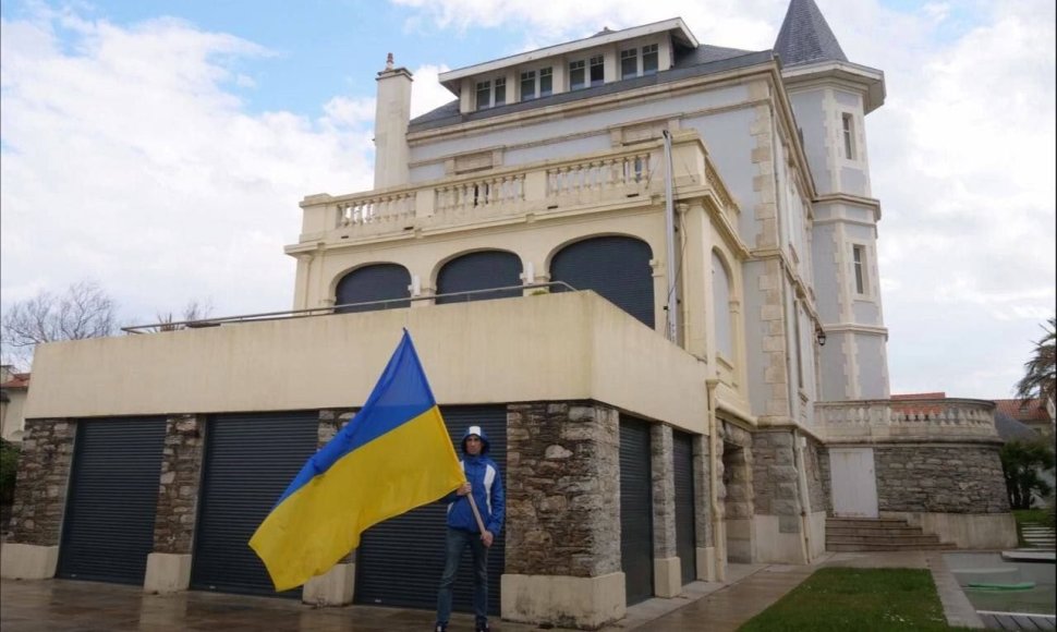 Aktyvistas su Ukrainos vėliava prie V.Putino dukros namo