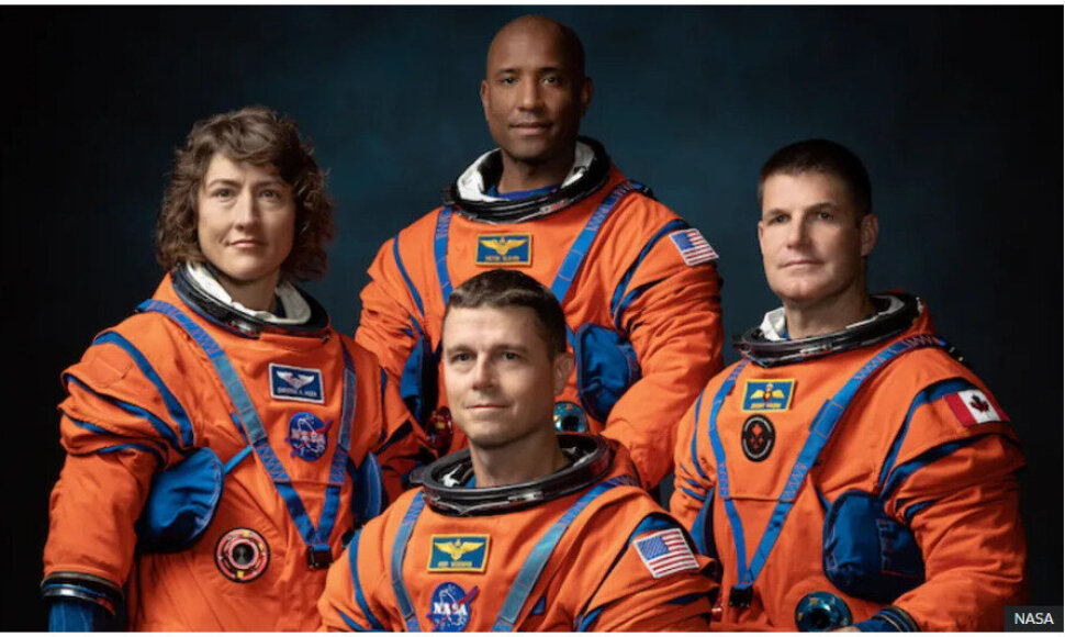 &bdquo;Artemis II&ldquo; įgula: kairėje Christina Koch, gale Victor Glover (pilotas), priekyje Reid Wiseman, de&scaron;inėje Jeremy Hansen
