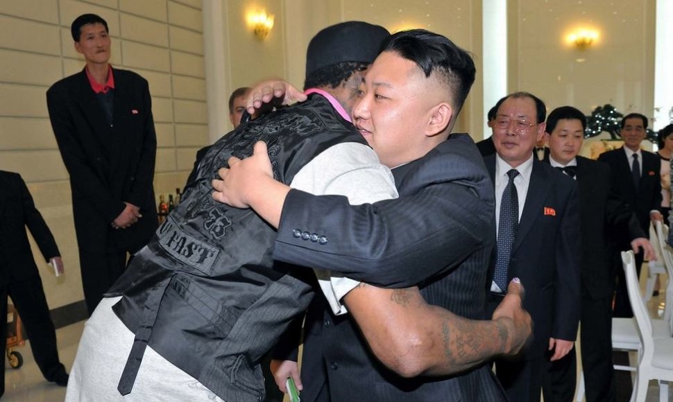 Denniso Rodmano ir Kim Jong Uno apsikabinimas