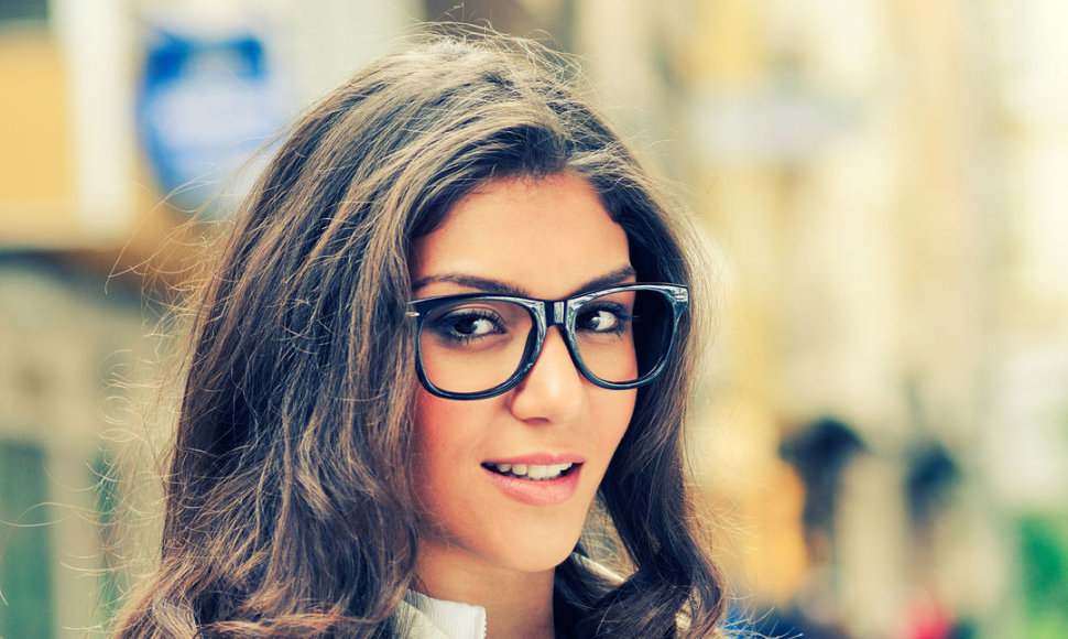 Subtilus makiažas merginos, nešiojančios akinius