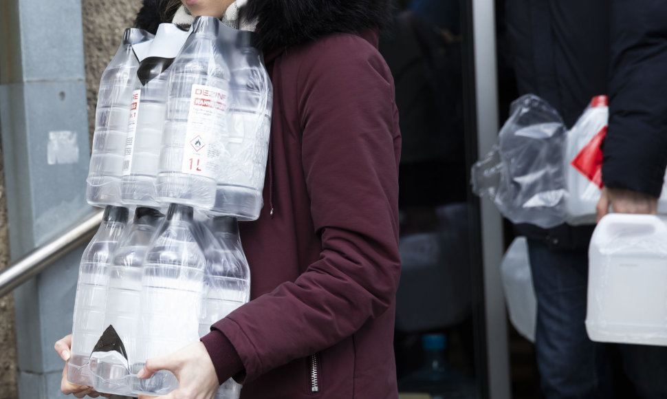 Žmonės perka dezinfekcinį skystį „Vilniaus degtinės“ parduotuvėje