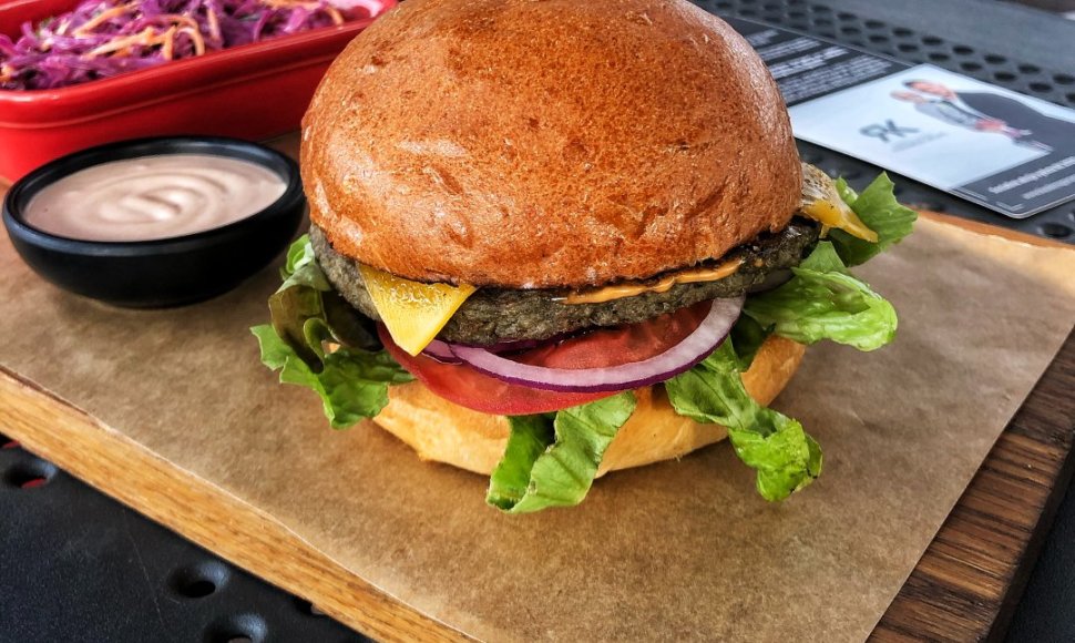 „Grill London“ pristato naujieną vegetarams: burgerį su 100 proc. augaliniu paplotėliu