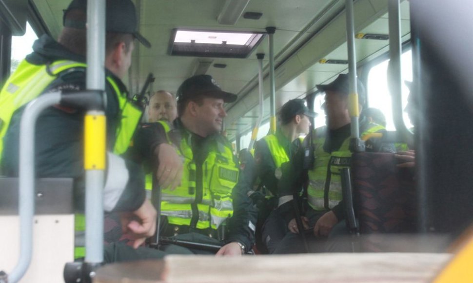 Policininkai autobuse